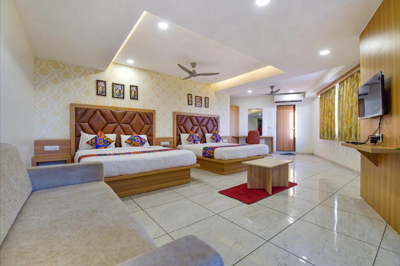 Hotel Legrand.Inn Ахмедабад Екстериор снимка